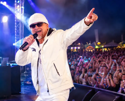 DJ Ötzi Double mit weißer Mütze singt live auf der Bühne für das Publikum. Künstlervermittlung MH-Eventagentur Emsland Lathen