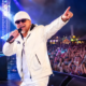 DJ Ötzi Double mit weißer Mütze singt live auf der Bühne für das Publikum. Künstlervermittlung MH-Eventagentur Emsland Lathen