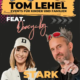 Tom Lehel und Künstlerin Dany performen energiegeladen auf der Bühne des „Starkmacher! – Das Konzert“. Im Hintergrund ist ein farbenfrohes Banner mit den Werten Mut, Respekt und Gemeinschaft zu sehen. Kinder und Eltern im Vordergrund jubeln und klatschen.