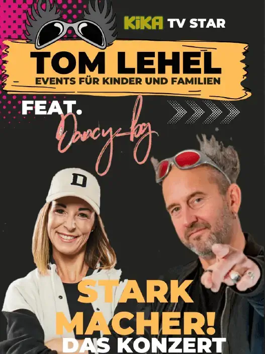 Tom Lehel und Künstlerin Dany performen energiegeladen auf der Bühne des „Starkmacher! – Das Konzert“. Im Hintergrund ist ein farbenfrohes Banner mit den Werten Mut, Respekt und Gemeinschaft zu sehen. Kinder und Eltern im Vordergrund jubeln und klatschen.