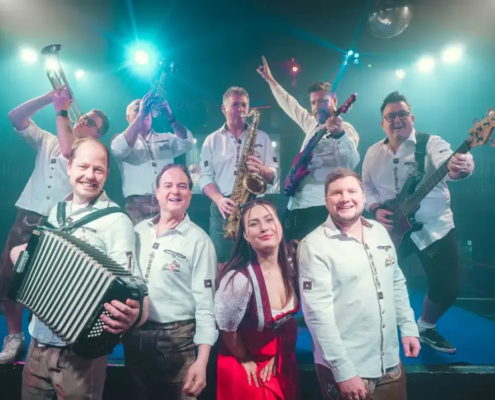 Die Oktoberfestband Wiesnstürmer sorgt für Stimmung auf der Bühne – Live-Musik und Entertainment präsentiert von der MH Eventagentur, Ihrem Partner für Künstlervermittlung im Emsland und bundesweit