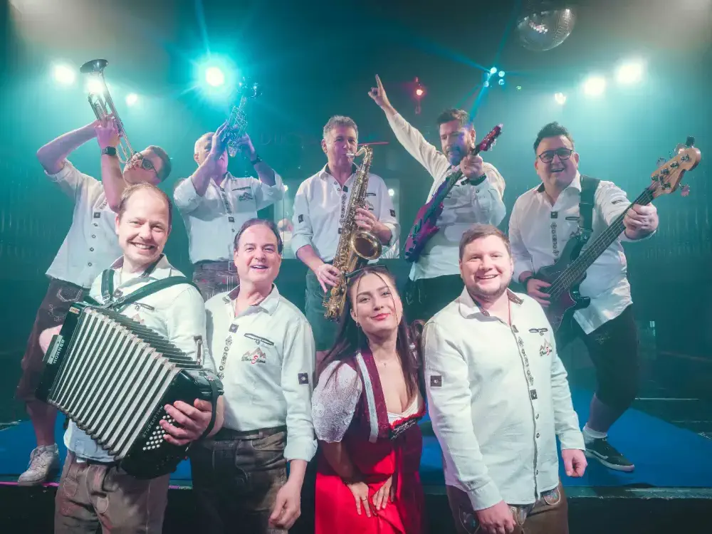 Die Oktoberfestband Wiesnstürmer sorgt für Stimmung auf der Bühne – Live-Musik und Entertainment präsentiert von der MH Eventagentur, Ihrem Partner für Künstlervermittlung im Emsland und bundesweit