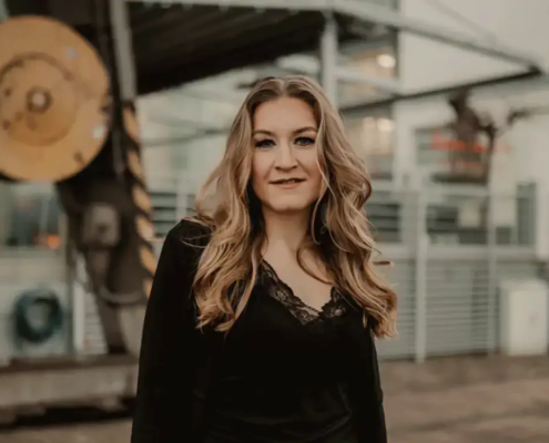 Yasmin Hutchins - Sängerin