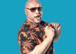 Schlagersänger Buddy lächelt dynamisch in die Kamera; bekannt durch seinen Sommerhit „Ab in den Süden“, buchbar über MH Eventagentur Lathen.