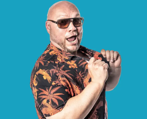 Schlagersänger Buddy lächelt dynamisch in die Kamera; bekannt durch seinen Sommerhit „Ab in den Süden“, buchbar über MH Eventagentur Lathen.