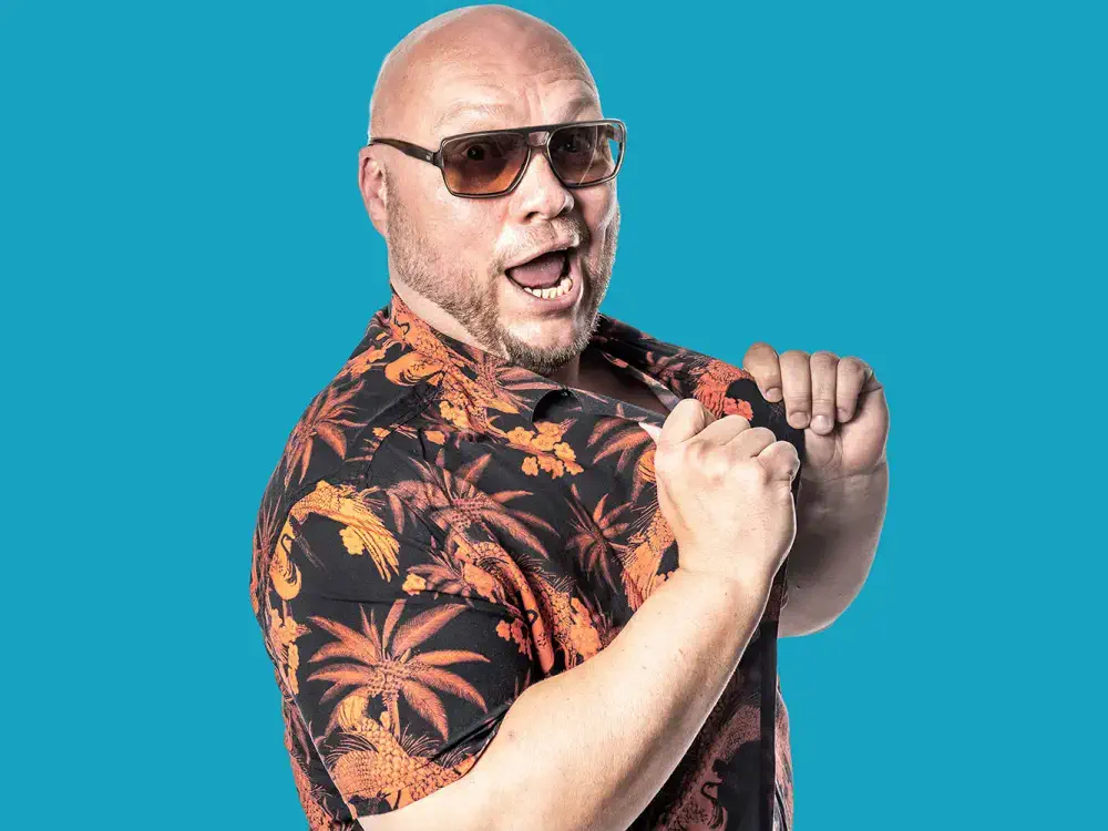 Schlagersänger Buddy lächelt dynamisch in die Kamera; bekannt durch seinen Sommerhit „Ab in den Süden“, buchbar über MH Eventagentur Lathen.