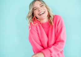 Sängerin „Hier kommt Nina“ bei einem Auftritt. Professionelle Kindermusik und Familien-Entertainment, vermittelt durch die MH Eventagentur im Emsland und bundesweit.