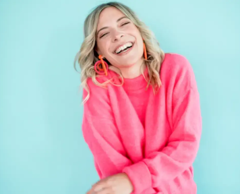 Sängerin „Hier kommt Nina“ bei einem Auftritt. Professionelle Kindermusik und Familien-Entertainment, vermittelt durch die MH Eventagentur im Emsland und bundesweit.