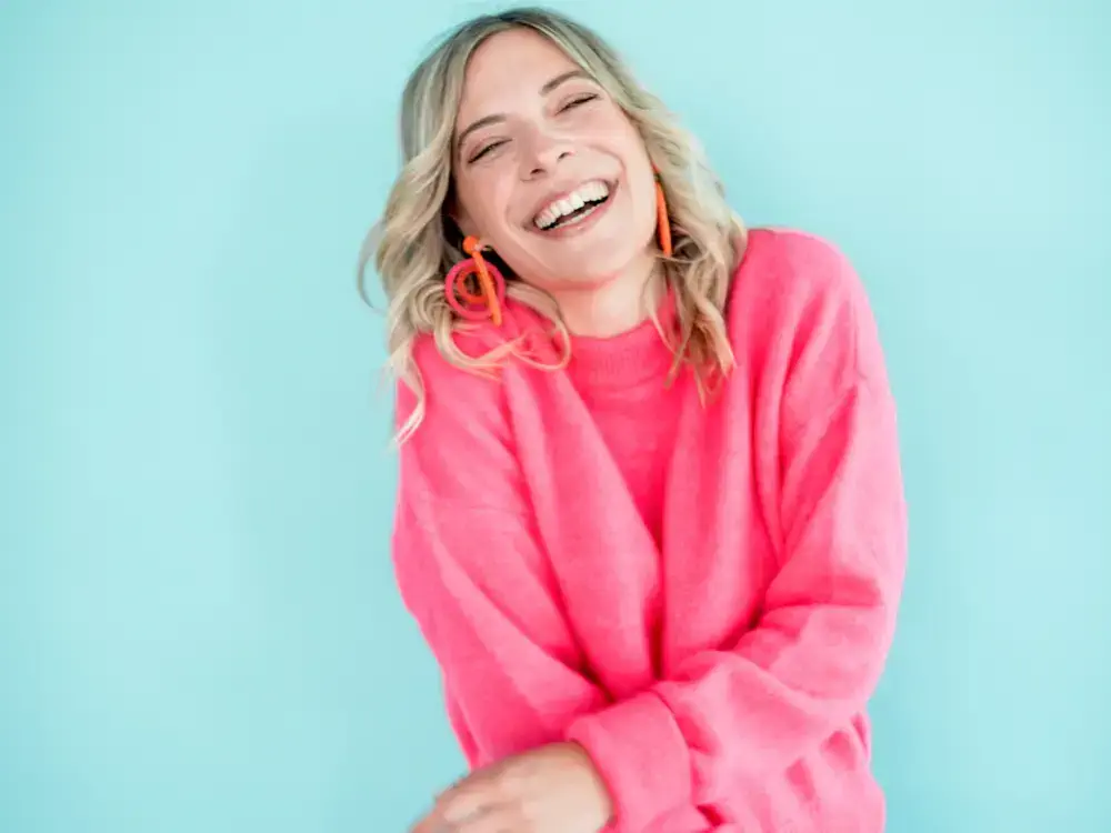 Sängerin „Hier kommt Nina“ bei einem Auftritt. Professionelle Kindermusik und Familien-Entertainment, vermittelt durch die MH Eventagentur im Emsland und bundesweit.