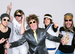 Die Schlager-Partyband ‚Oppa & die Schlagerenkel‘ in einer dynamischen und lebensfrohen Pose. Ein professionelles Pressefoto für Veranstalter, präsentiert von der MH Eventagentur – Ihrem Künstlervermittler für das Emsland und ganz Deutschland.