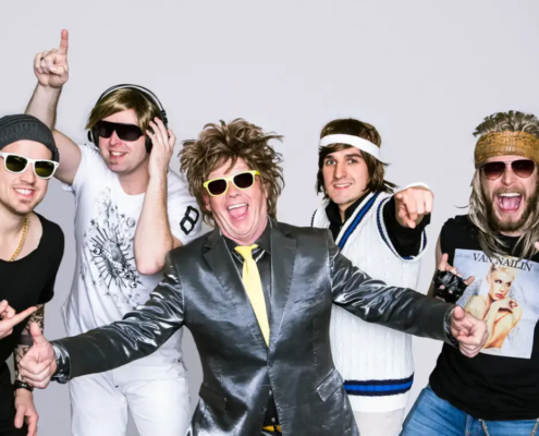 Die Schlager-Partyband ‚Oppa & die Schlagerenkel‘ in einer dynamischen und lebensfrohen Pose. Ein professionelles Pressefoto für Veranstalter, präsentiert von der MH Eventagentur – Ihrem Künstlervermittler für das Emsland und ganz Deutschland.