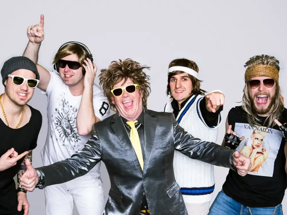 Die Schlager-Partyband ‚Oppa & die Schlagerenkel‘ in einer dynamischen und lebensfrohen Pose. Ein professionelles Pressefoto für Veranstalter, präsentiert von der MH Eventagentur – Ihrem Künstlervermittler für das Emsland und ganz Deutschland.