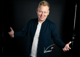 Entertainer und Moderator Knossi gut gelaunt auf der Bühne – Künstler-Booking für Shows und Events über die MH Eventagentur in Lathen, Emsland