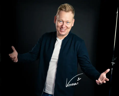 Entertainer und Moderator Knossi gut gelaunt auf der Bühne – Künstler-Booking für Shows und Events über die MH Eventagentur in Lathen, Emsland