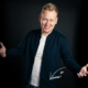 Entertainer und Moderator Knossi gut gelaunt auf der Bühne – Künstler-Booking für Shows und Events über die MH Eventagentur in Lathen, Emsland