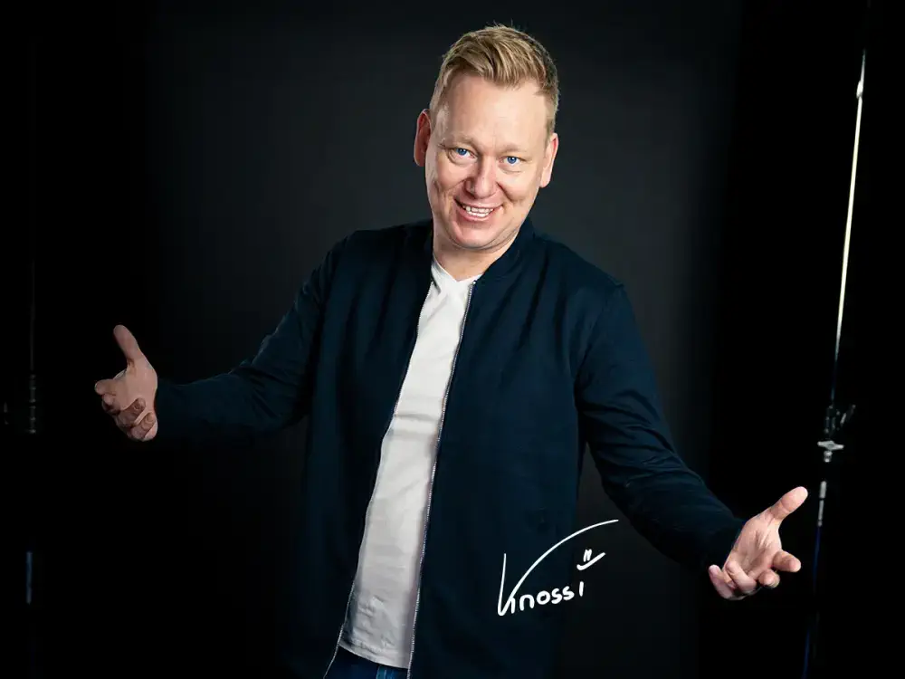 Entertainer und Moderator Knossi gut gelaunt auf der Bühne – Künstler-Booking für Shows und Events über die MH Eventagentur in Lathen, Emsland