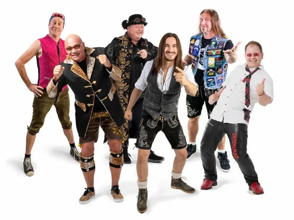 Die Oktoberfest-Band Münchner Zwietracht bei einem Live-Auftritt auf einer Bühne. Jetzt buchen bei der MH Eventagentur