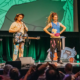 Die Kinderband Rodscha und Tom live auf einer bunten Bühne, umgeben von klatschenden Kindern. MH Eventagentur für Künstlervermittlung und Booking im Emsland und bundesweit.