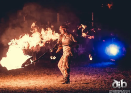Gaukler Friedrich der Gaukler der Herzen bei einer spektakulären Gaukeley und Feuershow – buchbar über die MH-Eventagentur Künstlervermittlung im Emsland und bundesweit.